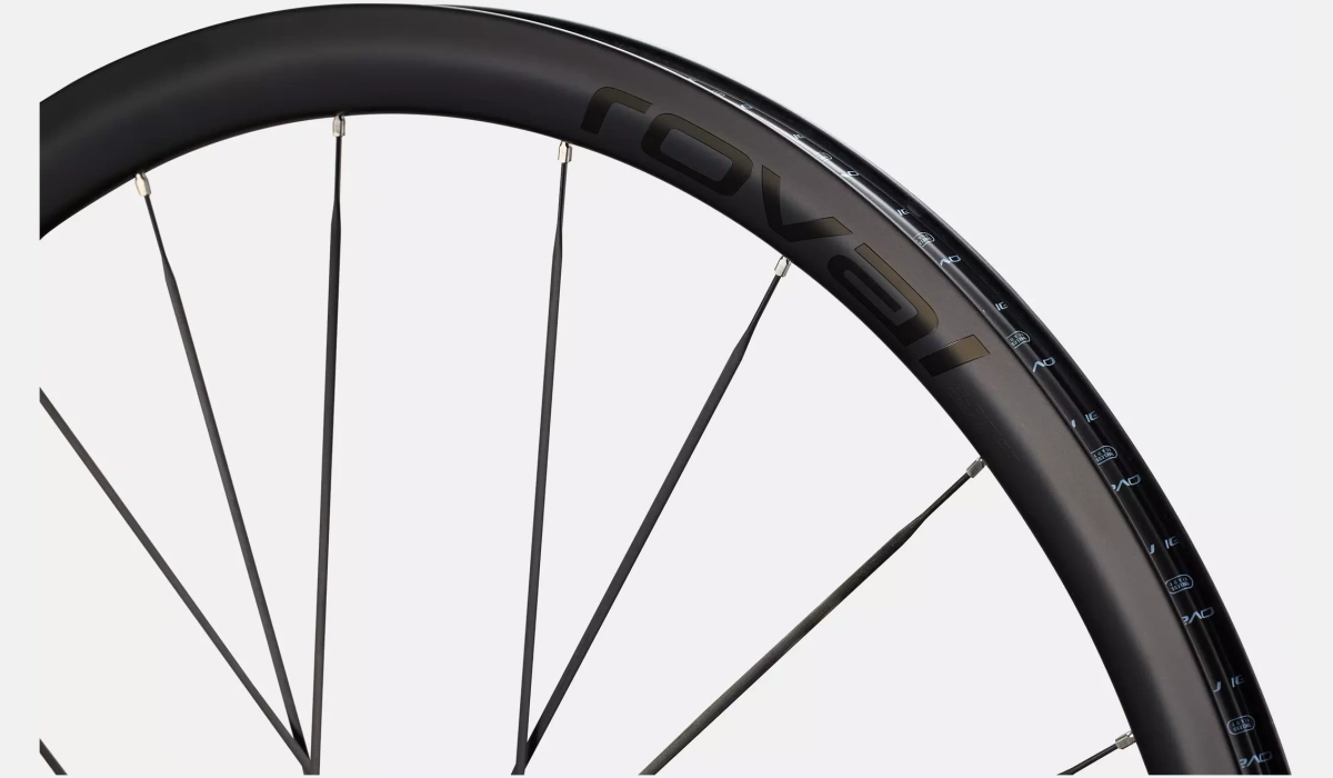 30026 601 WHL ALPINIST CLX III 700C FRONT SATIN CARBON GLOSS DEPTH scaled