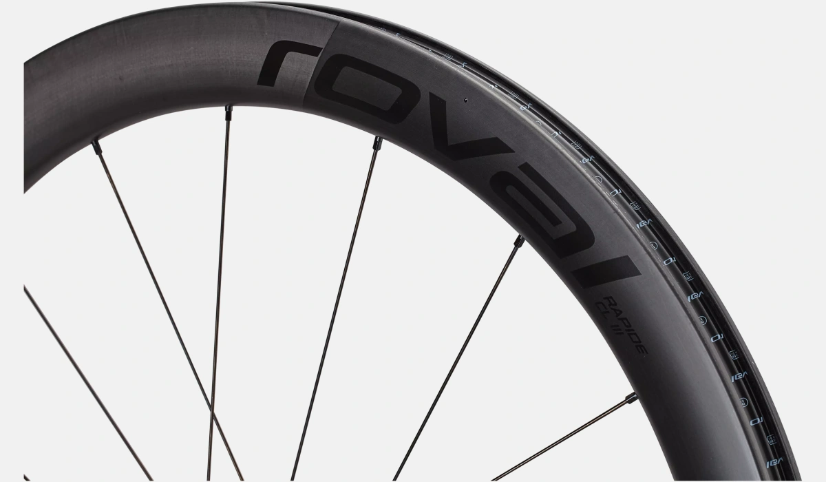 30026 640 WHL RAPIDE CL III 700C FRONT SATIN CARBON SATIN DEPTH scaled