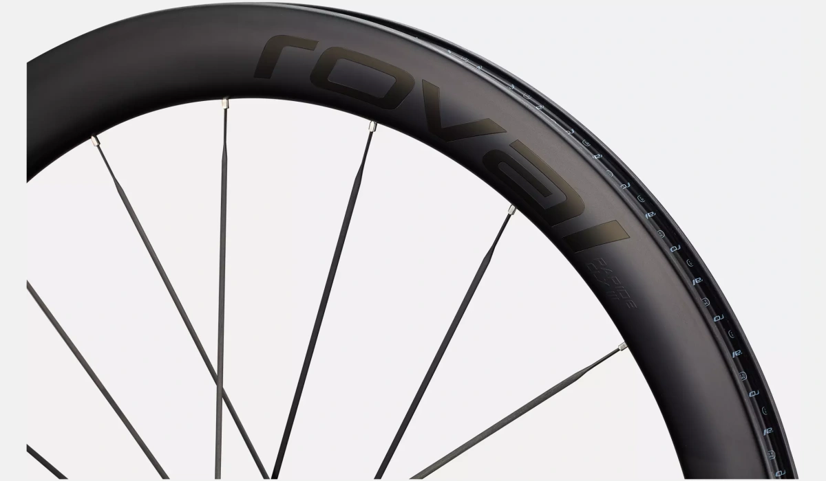 30026 651 WHL RAPIDE CLX III 700C FRONT SATIN CARBON GLOSS DEPTH scaled
