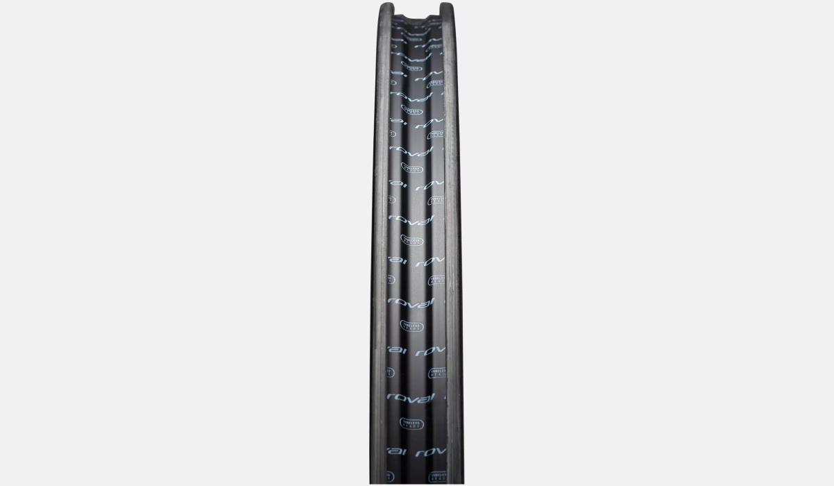 30026 651 WHL RAPIDE CLX III 700C FRONT SATIN CARBON GLOSS WIDTH scaled