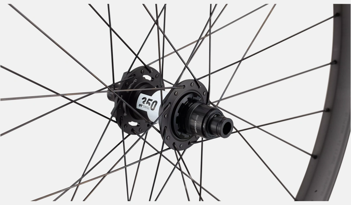 30126 930 TRAVERSE HD 350 DEG 6B 29 REAR 32H SATIN CARBON SATIN BLK REAR HUB PDP scaled