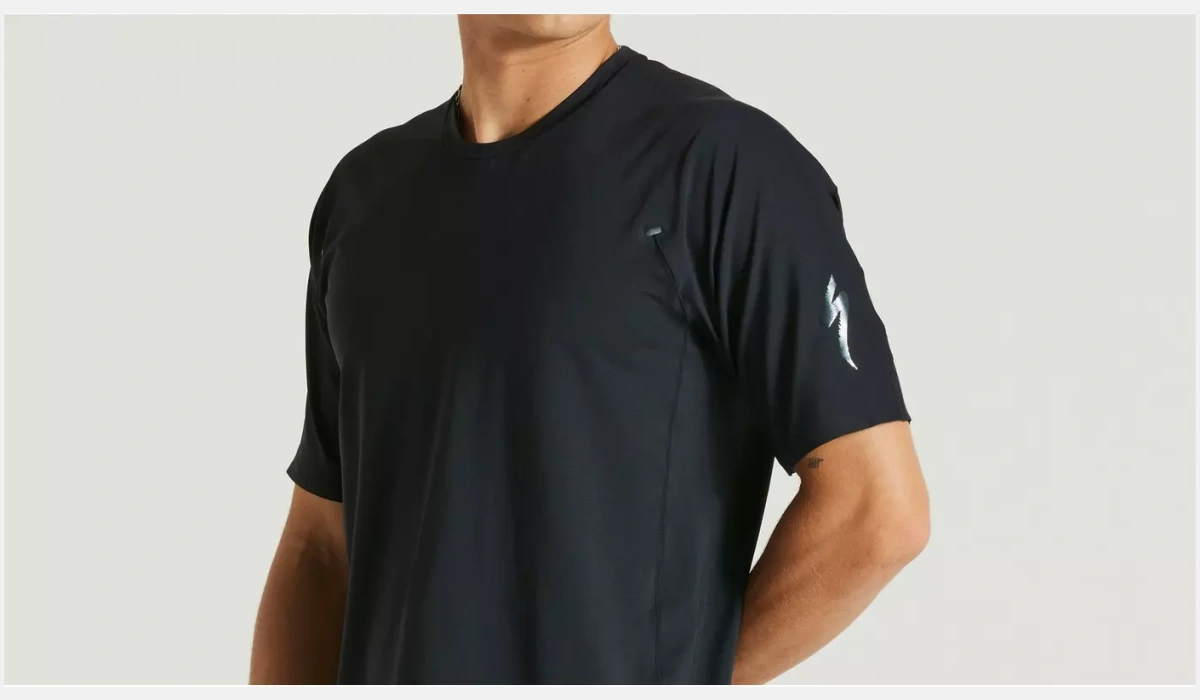 64021 000 APP TRAIL AIR JERSEY SS MEN BLK M DETAIL1