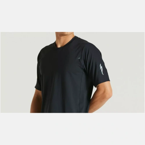 64021-000_APP_TRAIL-AIR-JERSEY-SS-MEN-BLK-M_DETAIL1 64021 000 APP TRAIL AIR JERSEY SS MEN BLK M DETAIL1