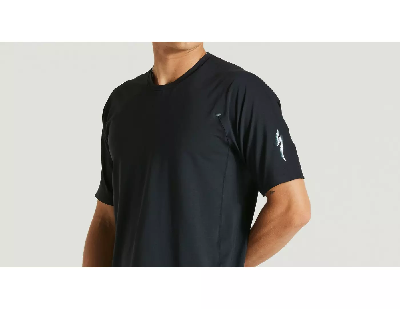 64021-000_APP_TRAIL-AIR-JERSEY-SS-MEN-BLK-M_DETAIL1 64021 000 APP TRAIL AIR JERSEY SS MEN BLK M DETAIL1