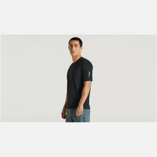 64021-000_APP_TRAIL-AIR-JERSEY-SS-MEN-BLK-M_FRONT-3-4 64021 000 APP TRAIL AIR JERSEY SS MEN BLK M FRONT 3 4