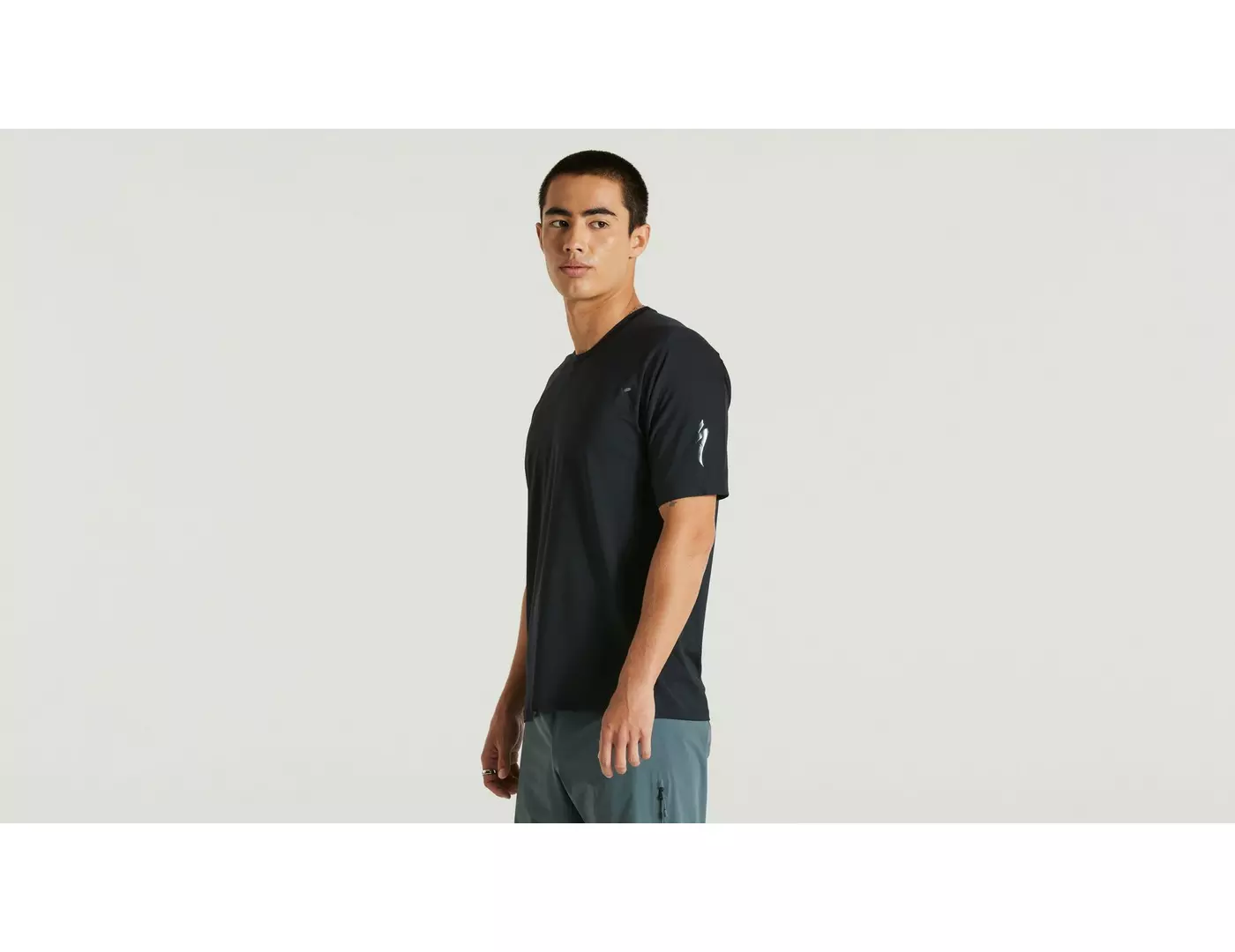 64021-000_APP_TRAIL-AIR-JERSEY-SS-MEN-BLK-M_FRONT-3-4 64021 000 APP TRAIL AIR JERSEY SS MEN BLK M FRONT 3 4