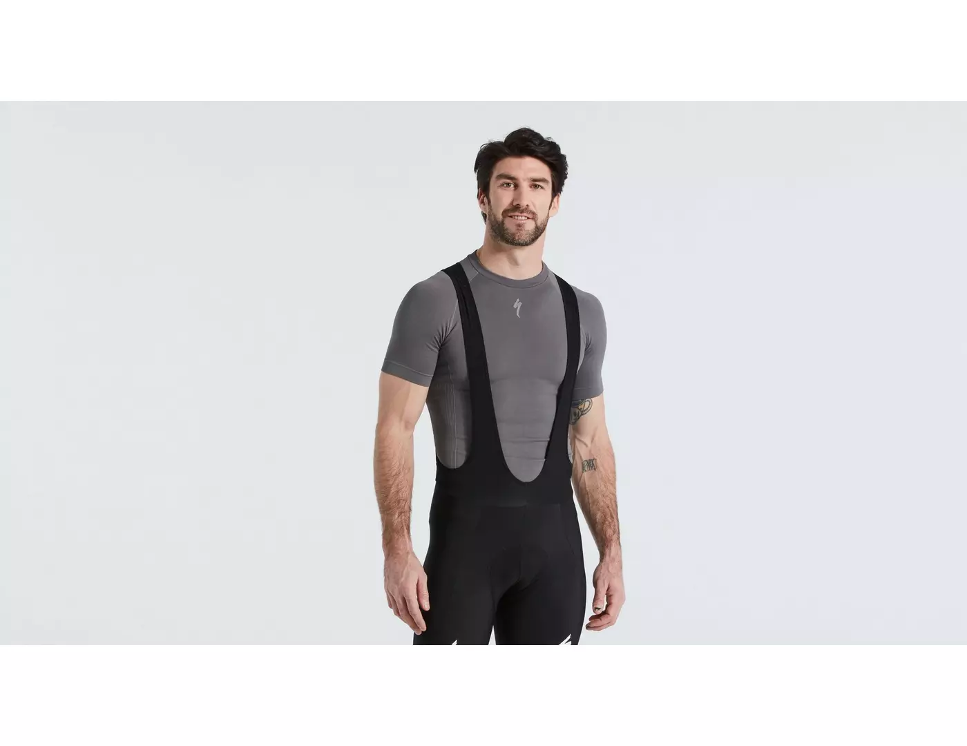 64122-085_APP_SEAMLESS-BASELAYER-SS-MEN-GRY-S-M_FRONT-3-4 64122 085 APP SEAMLESS BASELAYER SS MEN GRY S M FRONT 3 4