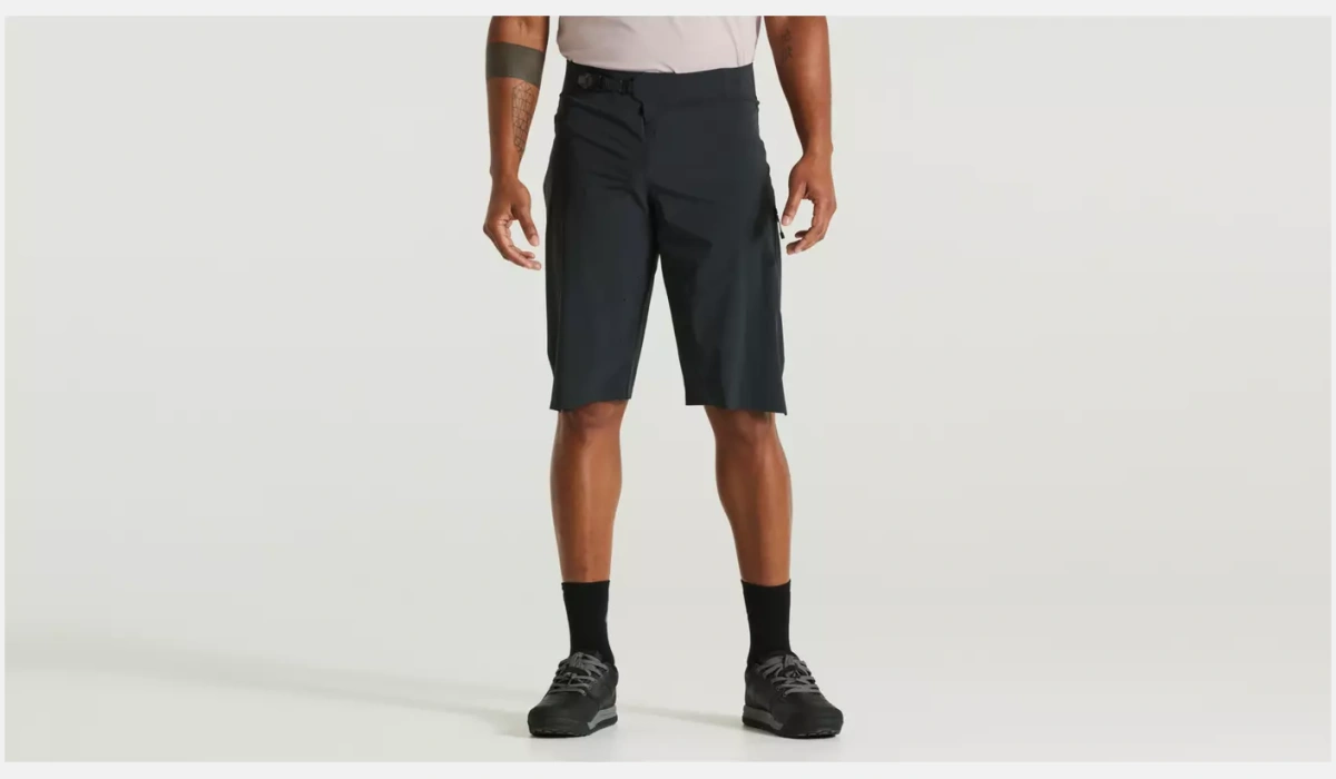 64221 360 APP TRAIL AIR SHORT MEN BLK 32 FRONT