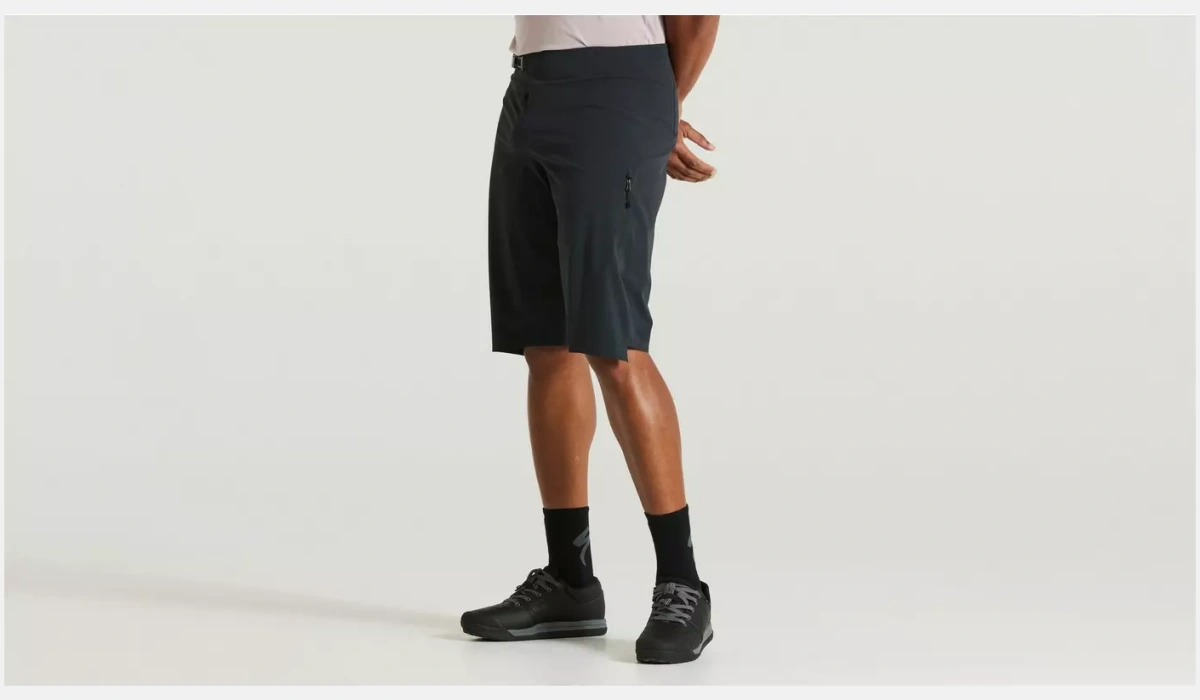 64221 360 APP TRAIL AIR SHORT MEN BLK 32 FRONT 3 4