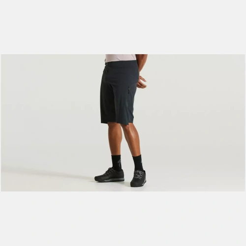 64221-360_APP_TRAIL-AIR-SHORT-MEN-BLK-32_FRONT-3-4 64221 360 APP TRAIL AIR SHORT MEN BLK 32 FRONT 3 4