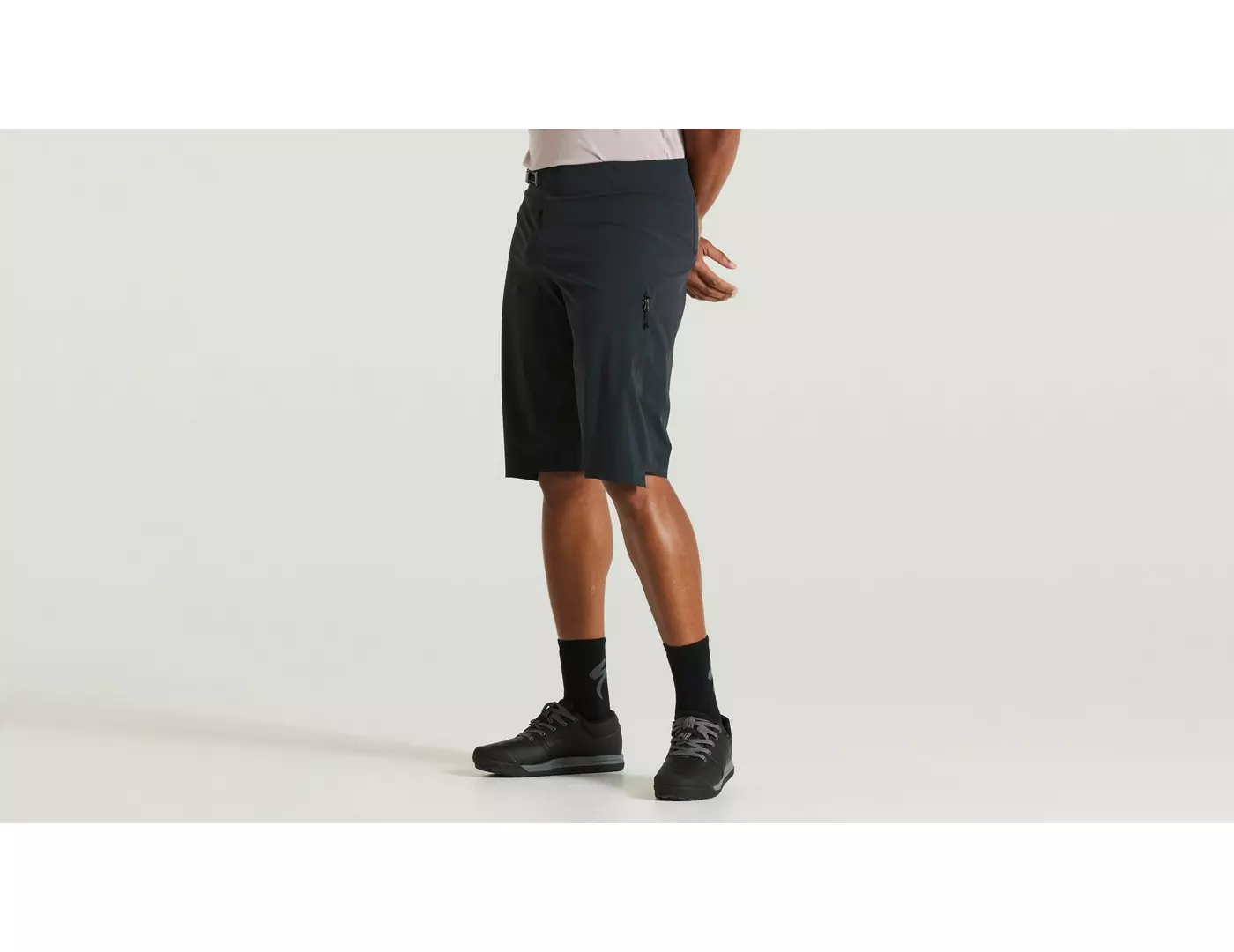 64221-360_APP_TRAIL-AIR-SHORT-MEN-BLK-32_FRONT-3-4 64221 360 APP TRAIL AIR SHORT MEN BLK 32 FRONT 3 4