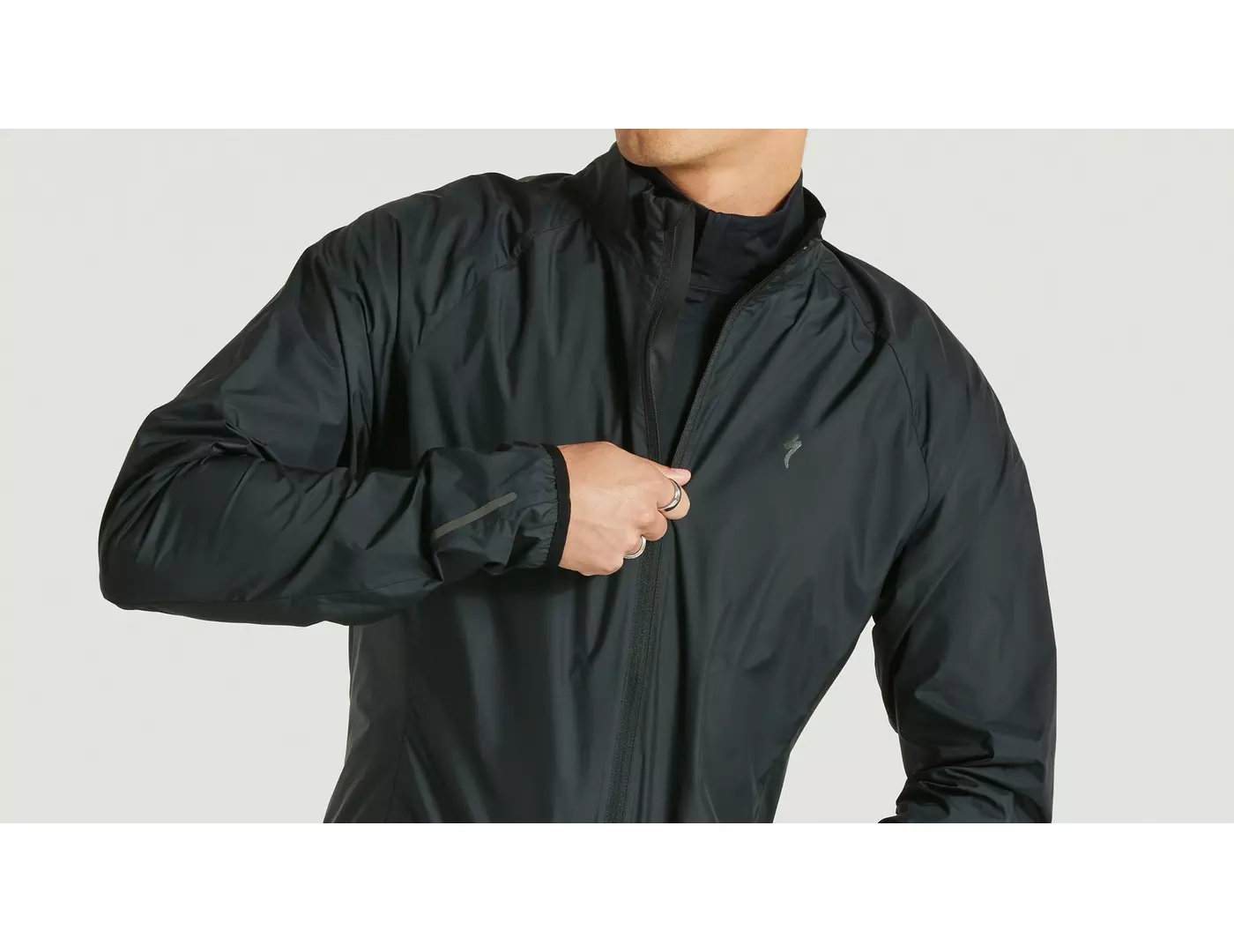 64421-690_APP_RACE-SERIES-WIND-JACKET-MEN-BLK-M_DETAIL1 64421 690 APP RACE SERIES WIND JACKET MEN BLK M DETAIL1