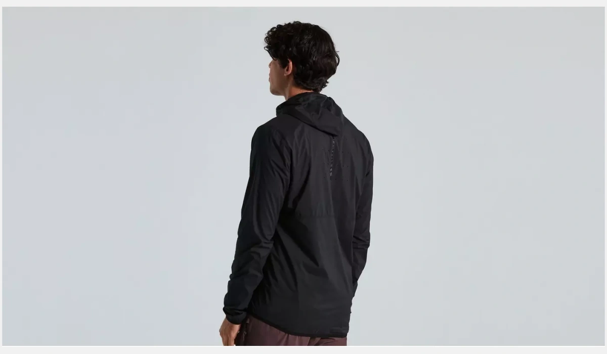 64421 852 APP TRAIL WIND JACKET MEN BLK M REAR 3 4