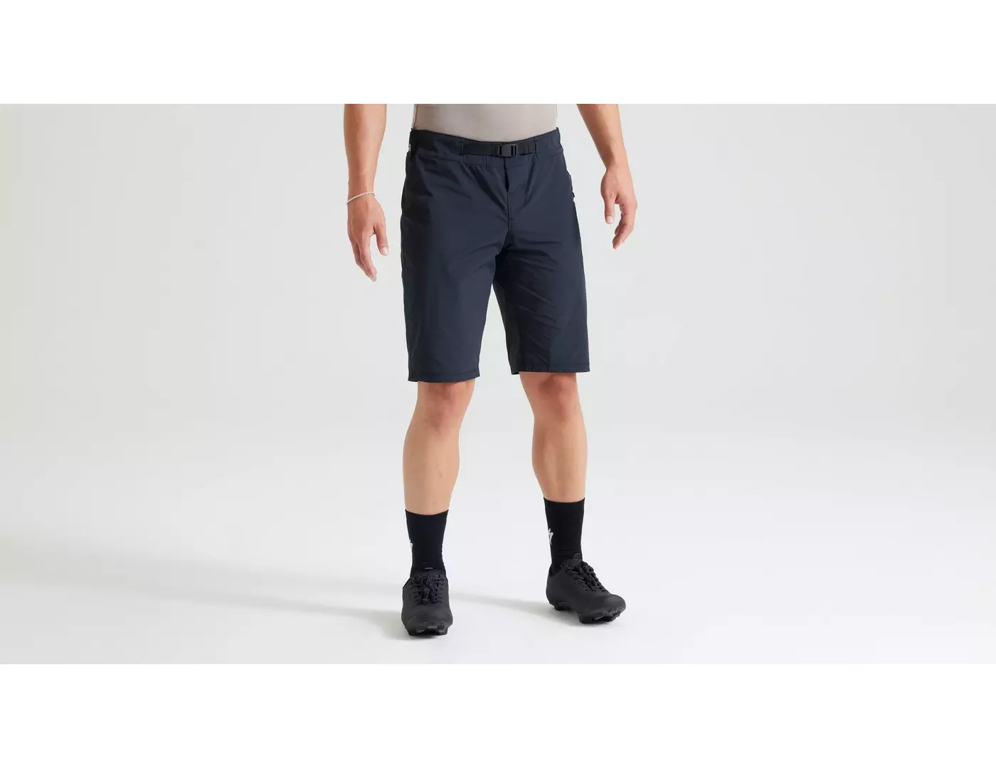 64523-0213_APP_ADV-AIR-SHORT-MEN-BLK_FRONT-3-4 64523 0213 APP ADV AIR SHORT MEN BLK FRONT 3 4