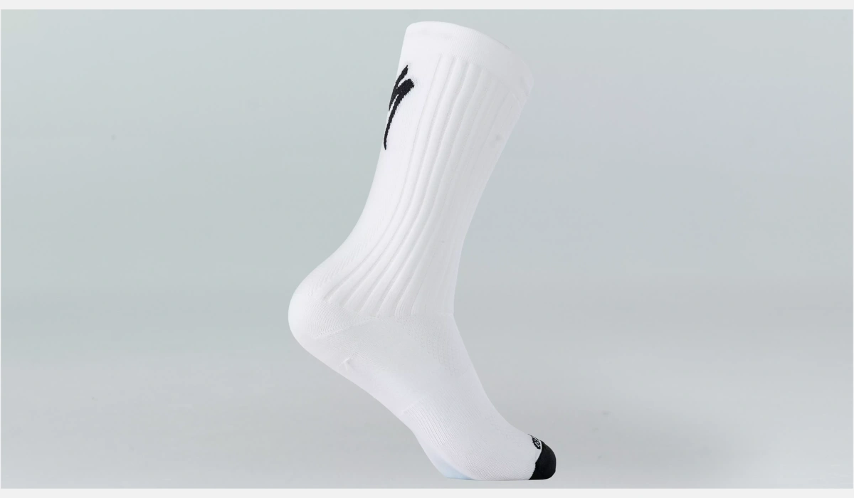 64720 221 APP HYDROGEN AERO TALL SOCK WHT 2 scaled
