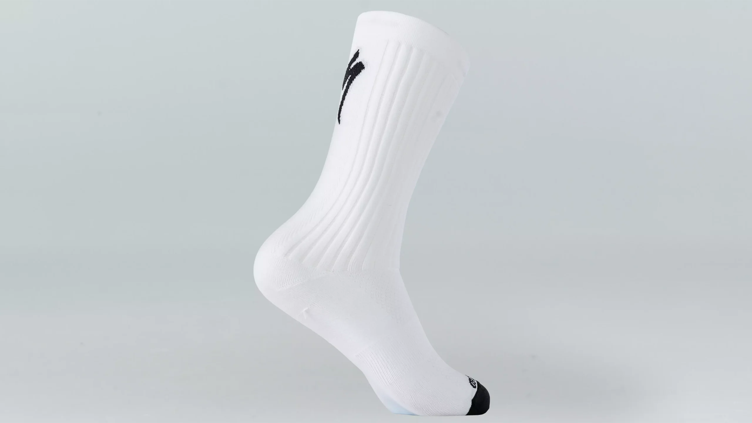 64720 221 APP HYDROGEN AERO TALL SOCK WHT 2 scaled