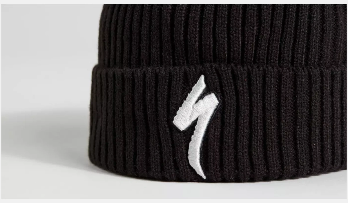 64821 210 APP BLACK NEW ERA CUFF BEANIE BLK OSFA DETAIL1